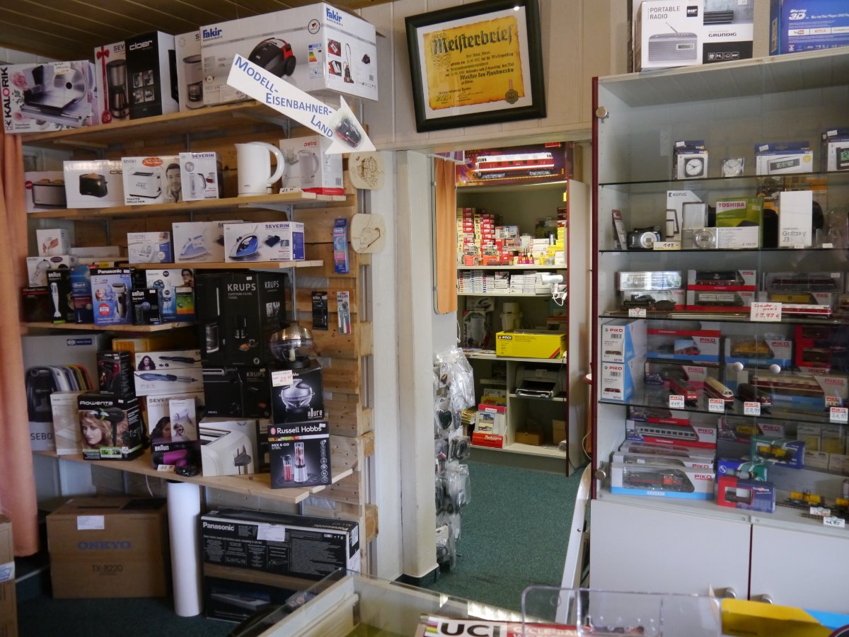 Verkausraum mit Modellbahnen und weißer Ware